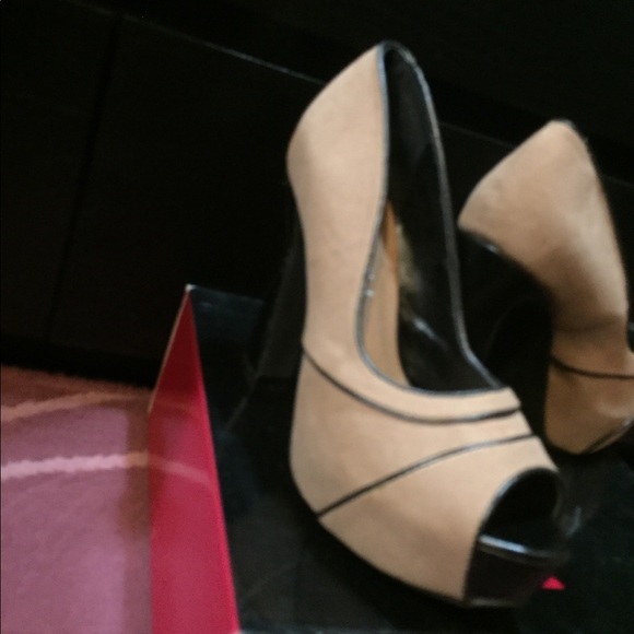 Shoes - Picture 3 of 4